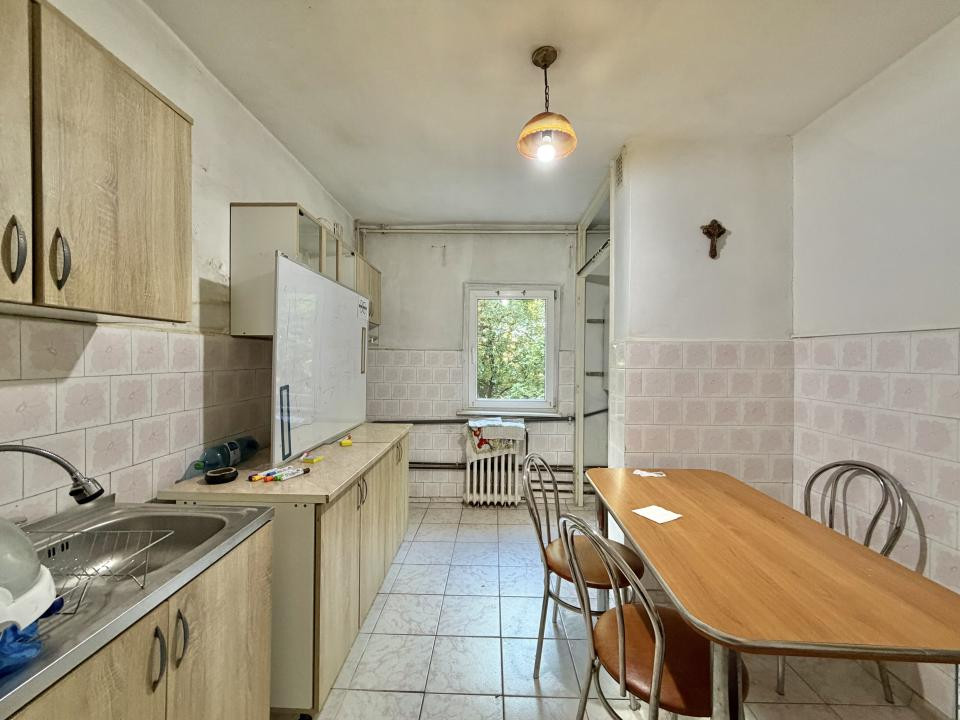 Apartament 4 camere, decomandat, etaj 1, zona Dambovita 