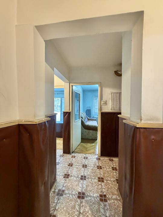 Apartament 4 camere, decomandat, etaj 1, zona Dambovita 