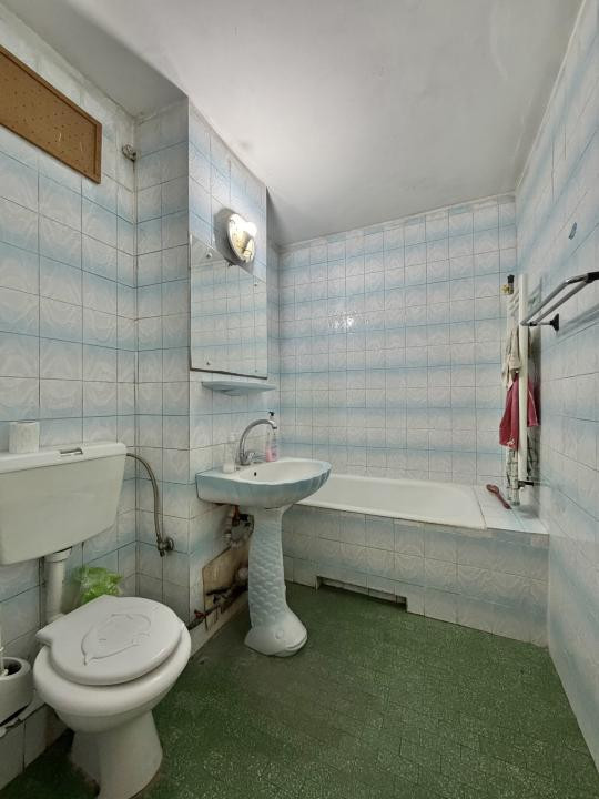 Apartament 4 camere, decomandat, etaj 1, zona Dambovita 