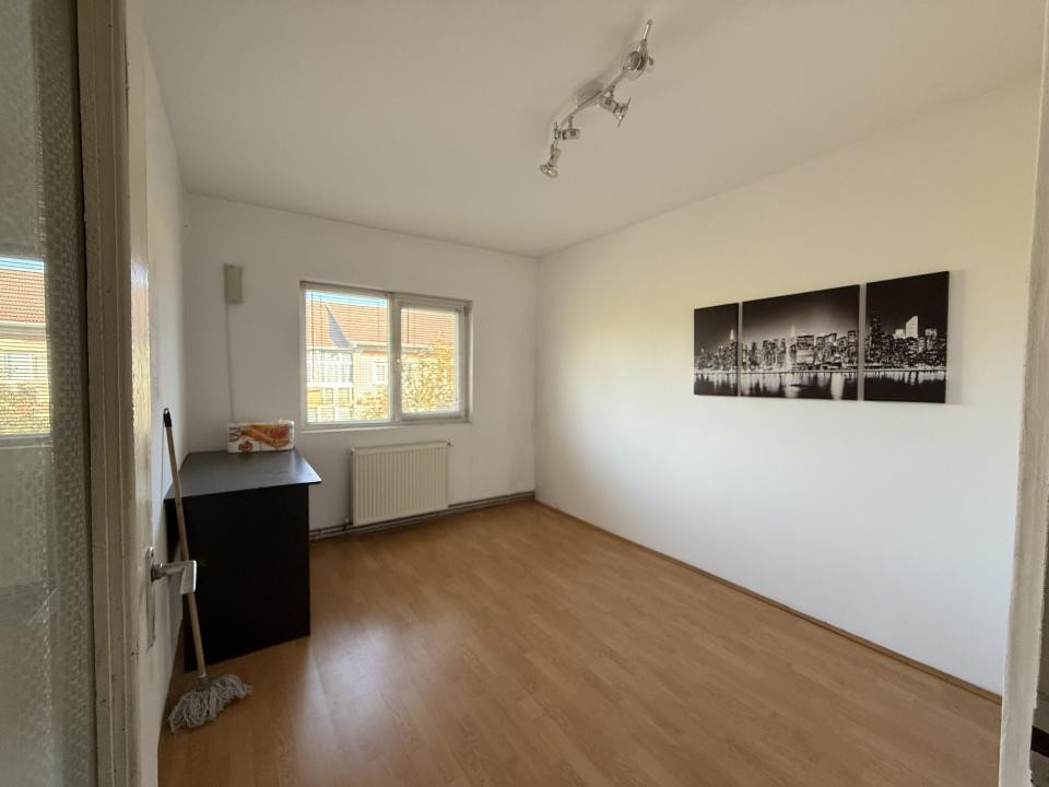 Apartament cu 3 camere, decomandat, 2 balcoane - Soarelui