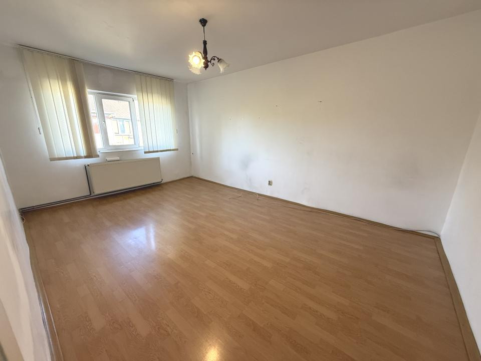 Apartament cu 3 camere, decomandat, 2 balcoane - Soarelui