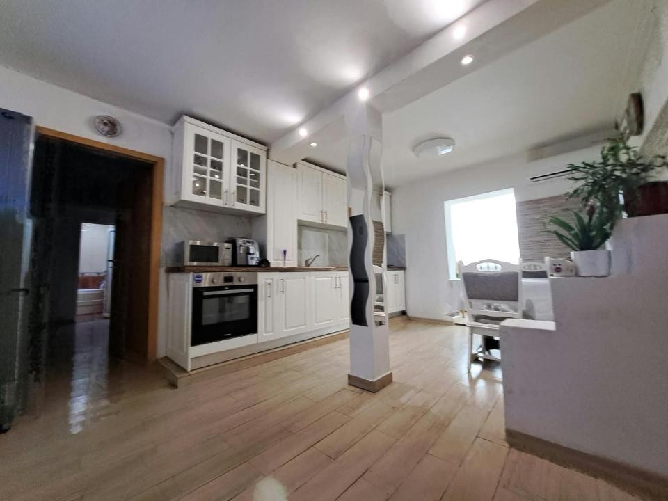 Apartament cu 3 camere - Zona Lipovei