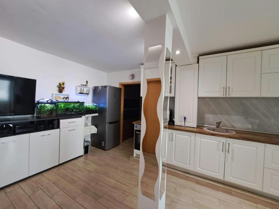 Apartament cu 3 camere - Zona Lipovei