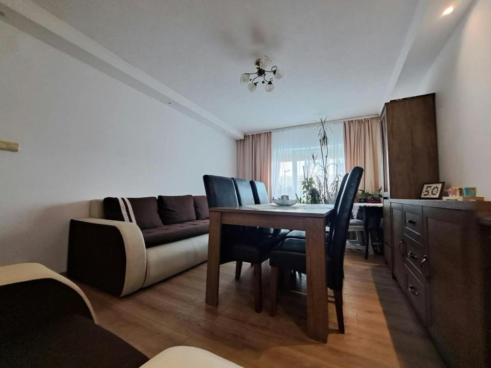 Apartament cu 3 camere - Zona Lipovei