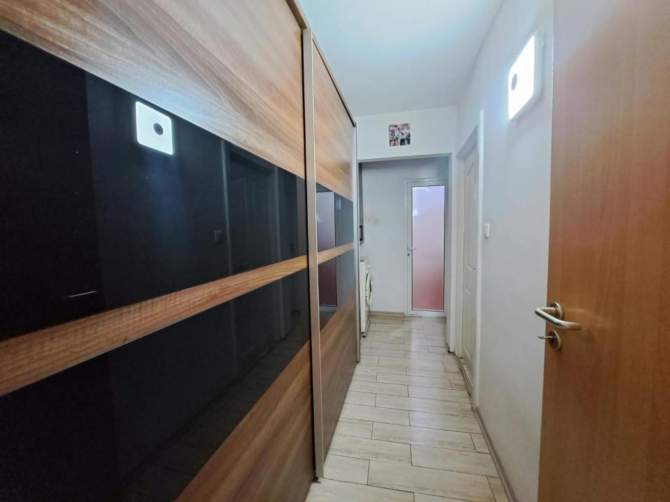 Apartament cu 3 camere - Zona Lipovei