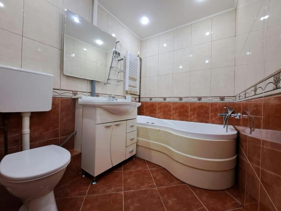 Apartament cu 3 camere - Zona Lipovei