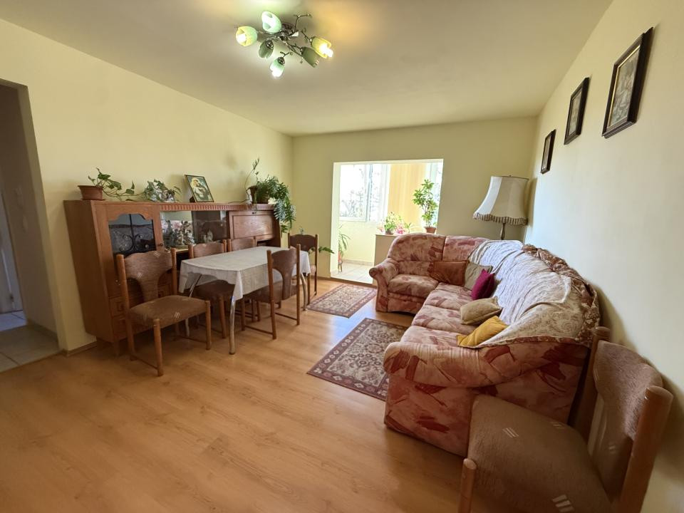 Apartament cu 3 camere, cu boxa si garaj, etaj 2 - Dambovita