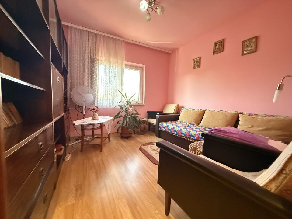 Apartament cu 3 camere, cu boxa si garaj, etaj 2 - Dambovita