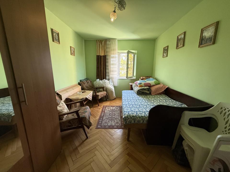 Apartament cu 3 camere, cu boxa si garaj, etaj 2 - Dambovita