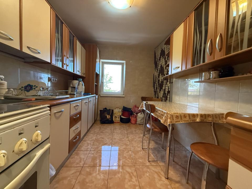 Apartament cu 3 camere, cu boxa si garaj, etaj 2 - Dambovita