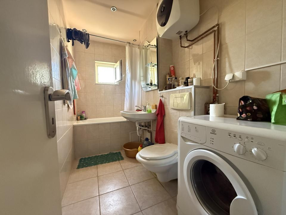 Apartament cu 3 camere, cu boxa si garaj, etaj 2 - Dambovita