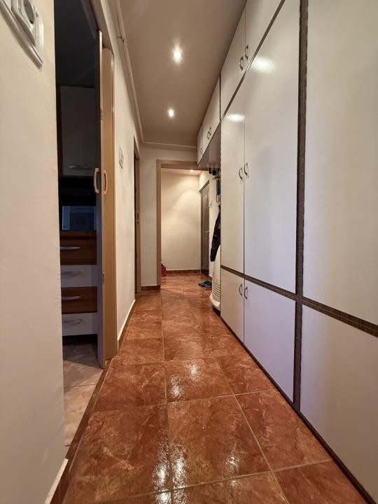 Apartament cu 3 camere, cu boxa si garaj, etaj 2 - Dambovita