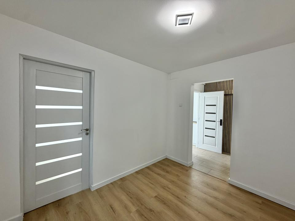 Apartament 2 camere, renovat complet, etaj 9/10, zona Dambovita 