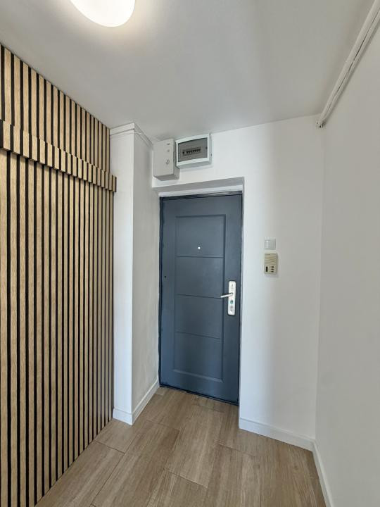 Apartament 2 camere, renovat complet, etaj 9/10, zona Dambovita 