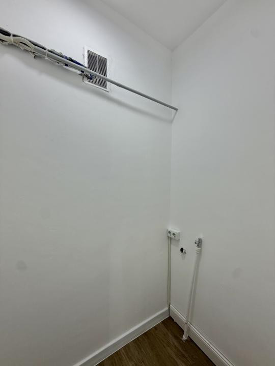 Apartament 2 camere, renovat complet, etaj 9/10, zona Dambovita 