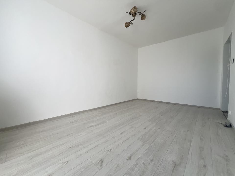 Apartament 1 camera, 22 mp, balcon, etaj 2, renovat - zona Dambovita