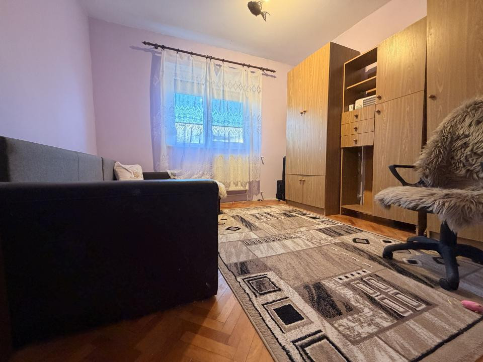 Apartament 3 camere, semidecomandat, 55 mp utili, mobilat, etaj 3 -Girocului