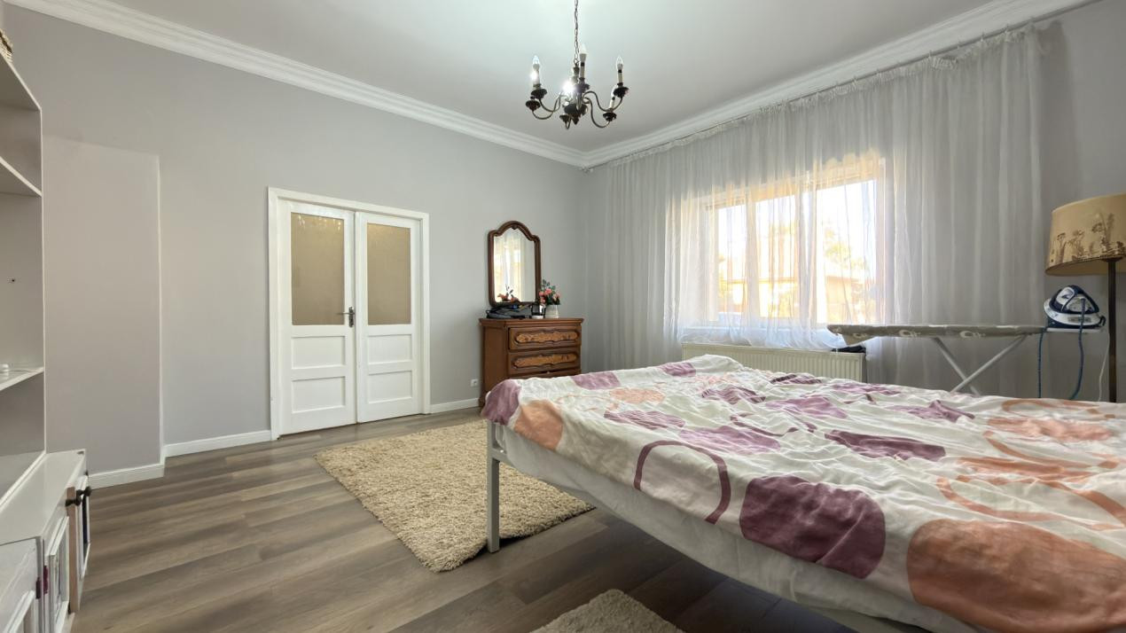 Casa individuala P+E+M cu 7 camere, garaj 140mp, 1084mp teren - Timisoara
