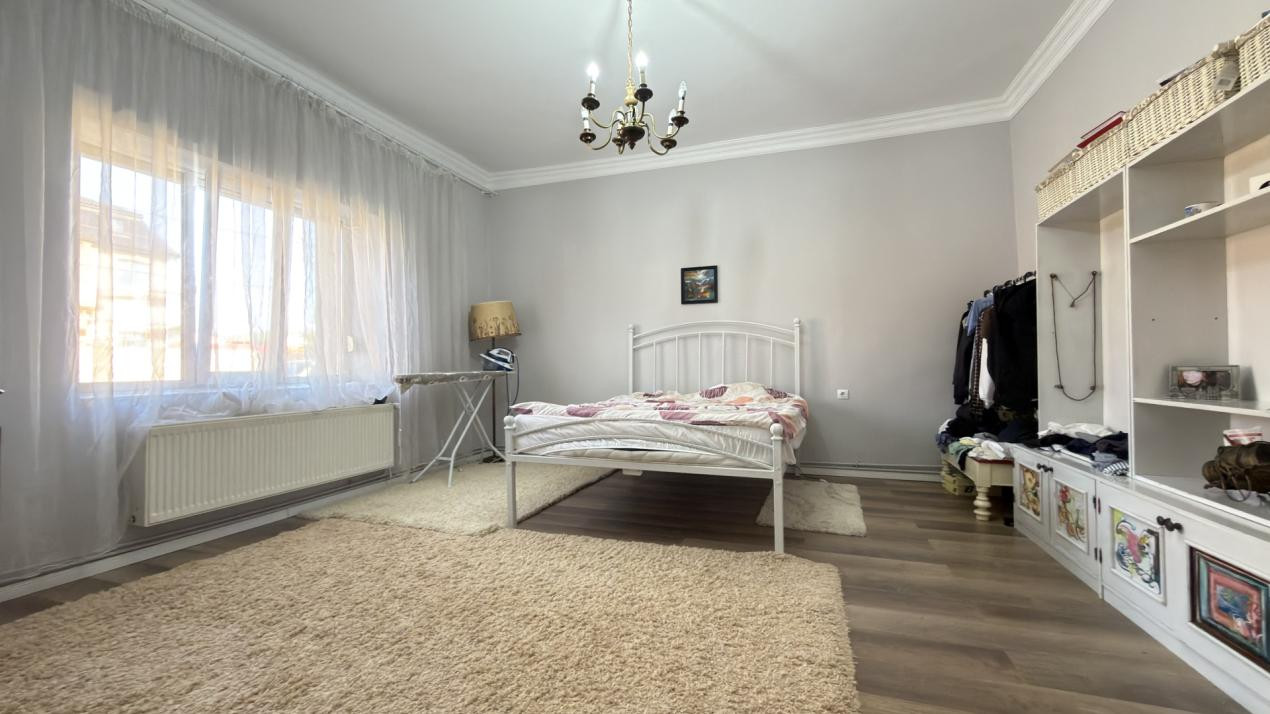 Casa individuala P+E+M cu 7 camere, garaj 140mp, 1084mp teren - Timisoara