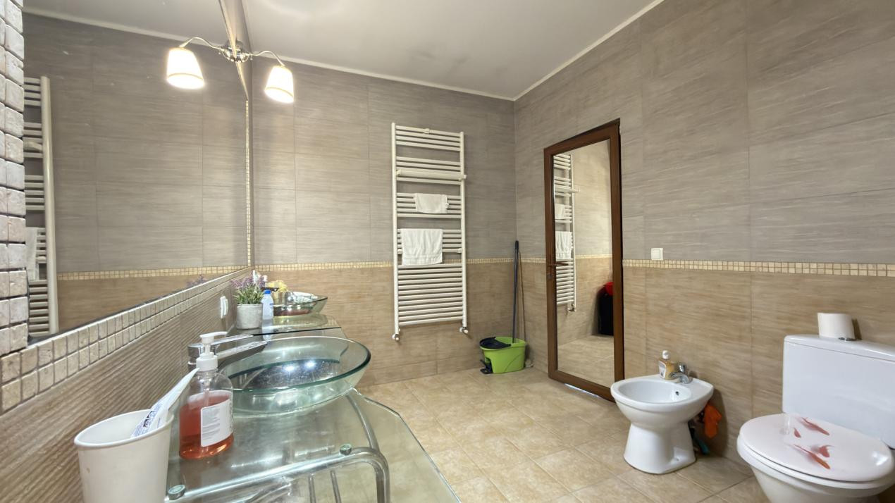 Casa individuala P+E+M cu 7 camere, garaj 140mp, 1084mp teren - Timisoara
