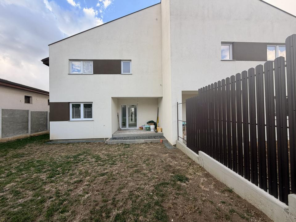 1/2 Duplex cu 4 camere - zona linistita in Giarmata Mare