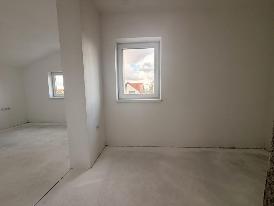 1/2 Duplex cu 4 camere - zona linistita in Giarmata Mare