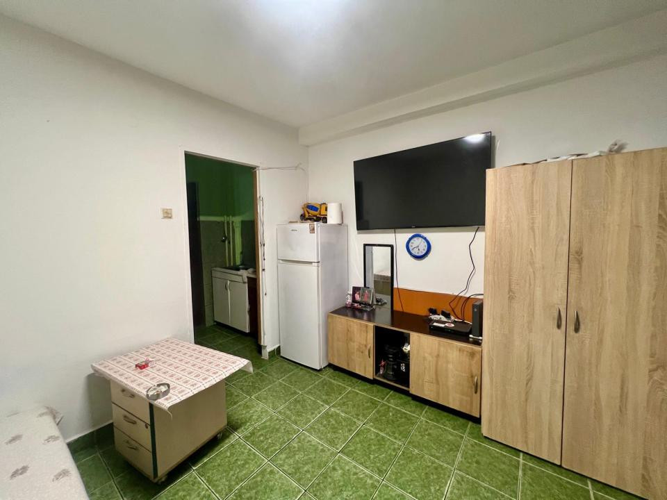 Garsoniera , 18 mp, etaj 1/4, baie proprie - Zona UMT
