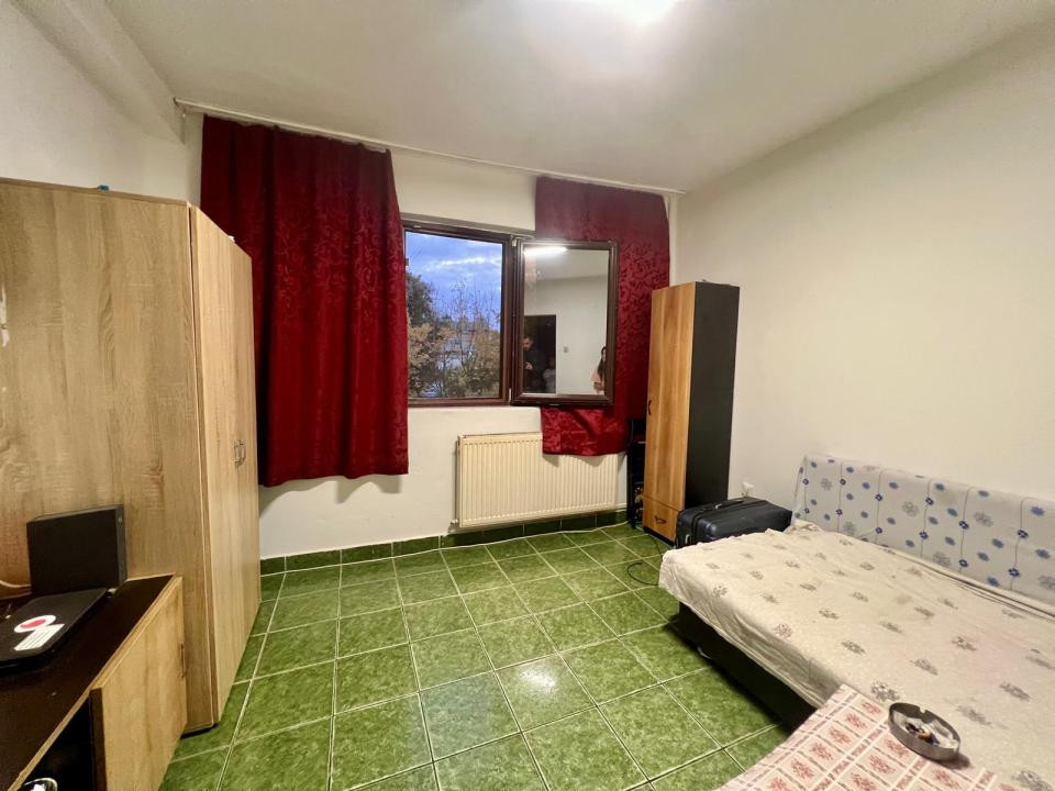 Garsoniera , 18 mp, etaj 1/4, baie proprie - Zona UMT
