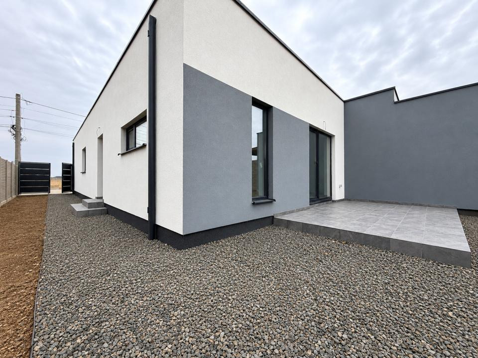 Duplex 3 camere, parter, 90mp utili, 310mp teren, terasa 14mp-Sag