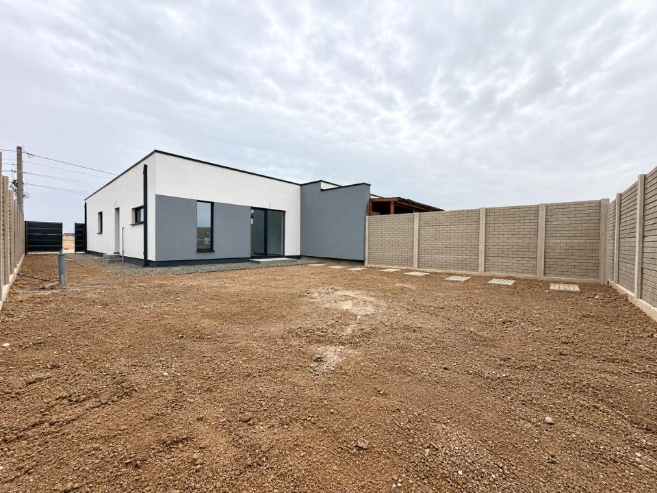 Duplex 3 camere, parter, 90mp utili, 310mp teren, terasa 14mp-Sag