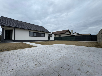 Casa Individuala 3 camere, 440mp teren Centrala proprie -  Sanmihaiu Roman