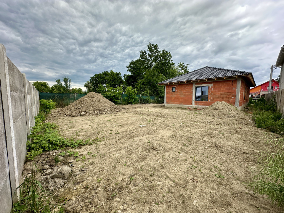 Casa 4 camere, 105 utili, 566 teren, toate utilitatile, asfalt, Sanmihaiu Roman