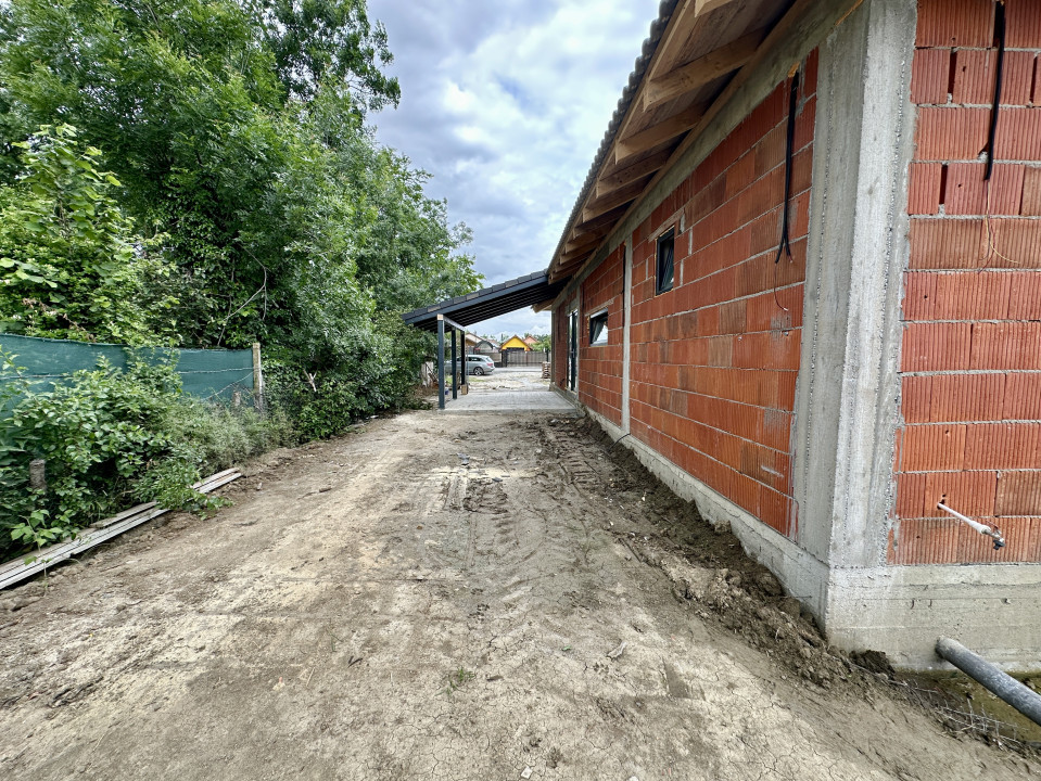 Casa 4 camere, 105 utili, 566 teren, toate utilitatile, asfalt, Sanmihaiu Roman