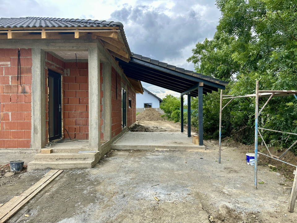 Casa 4 camere, 105 utili, 566 teren, toate utilitatile, asfalt, Sanmihaiu Roman