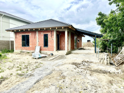 Casa 4 camere, 105 utili, 566 teren, toate utilitatile, asfalt, Sanmihaiu Roman
