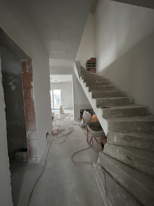 DUPLEX 5 camere, toate utilitatile, 118mp utili , 250mp teren in Utvin