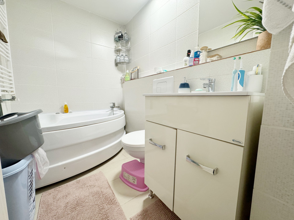 Apartament 2 camere, 53mp utili , decomandat, pozitie excelenta in Soarelui