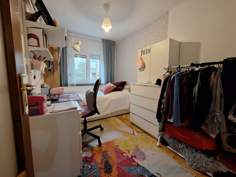 Apartament 4 camere, decomandat, 70 mp, etajul 2/4, zona Girocului