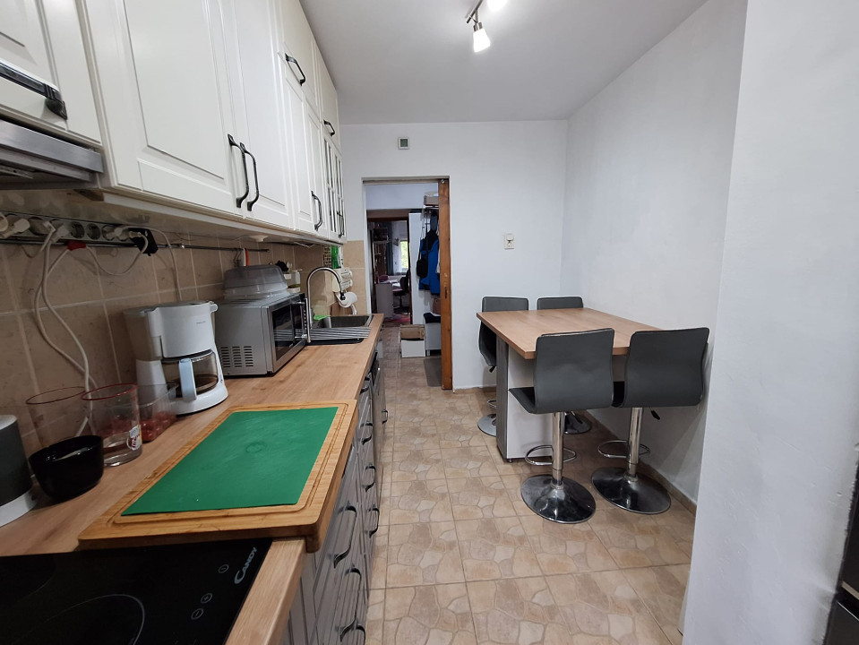 Apartament 4 camere, decomandat, 70 mp, etajul 2/4, zona Girocului