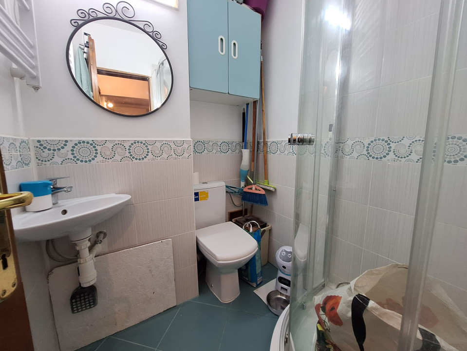 Apartament 4 camere, decomandat, 70 mp, etajul 2/4, zona Girocului