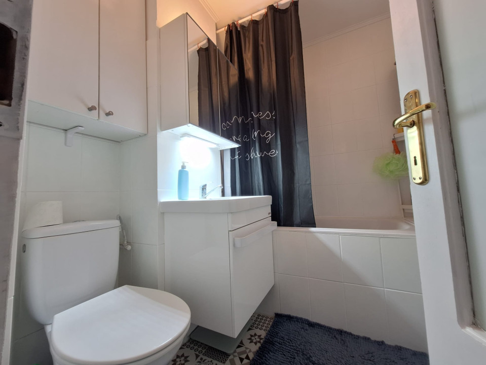 Apartament 4 camere, decomandat, 70 mp, etajul 2/4, zona Girocului