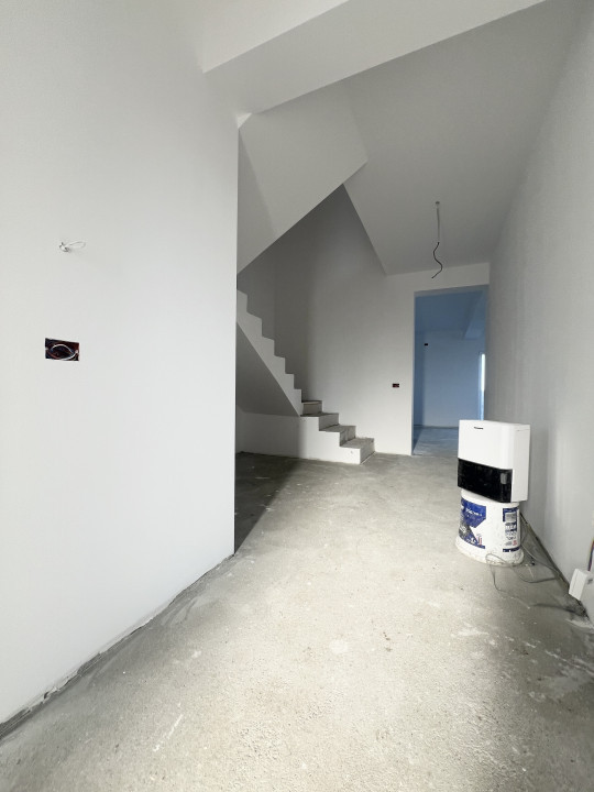 Duplex, 130mp utili, 250mp teren, 4 Camere, Constructie Noua -  Giarmata