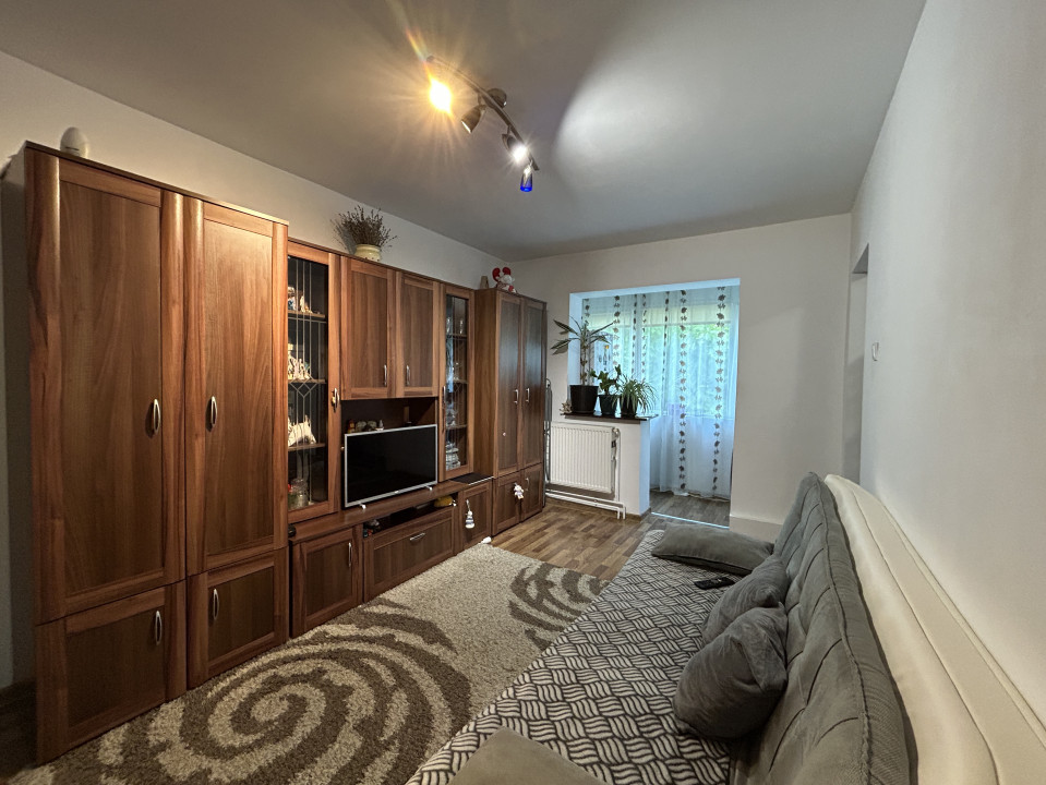 Apartament 3 camere, semidecomandat, etajul 3/4, zona P-ta Doina
