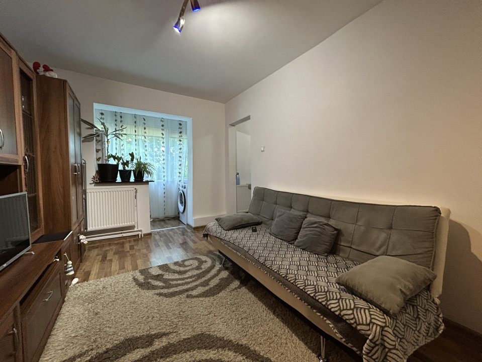 Apartament 3 camere, semidecomandat, etajul 3/4, zona P-ta Doina