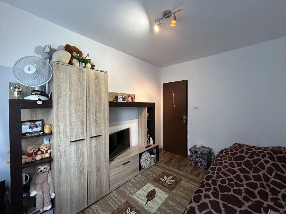 Apartament 3 camere, semidecomandat, etajul 3/4, zona P-ta Doina