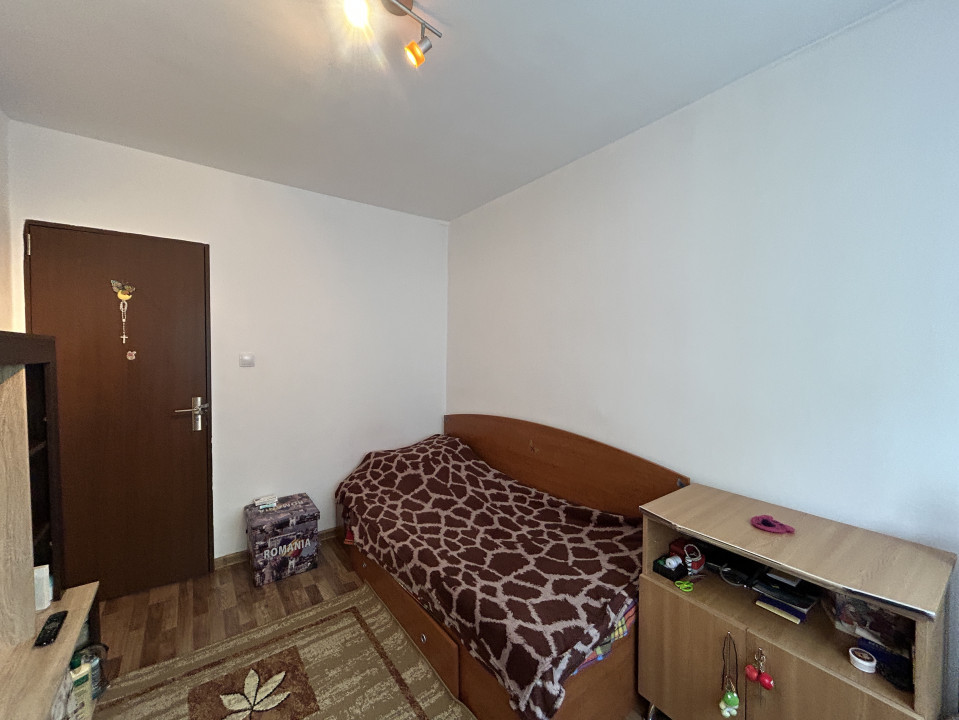 Apartament 3 camere, semidecomandat, etajul 3/4, zona P-ta Doina
