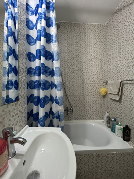 Apartament 3 camere, semidecomandat, etajul 3/4, zona P-ta Doina