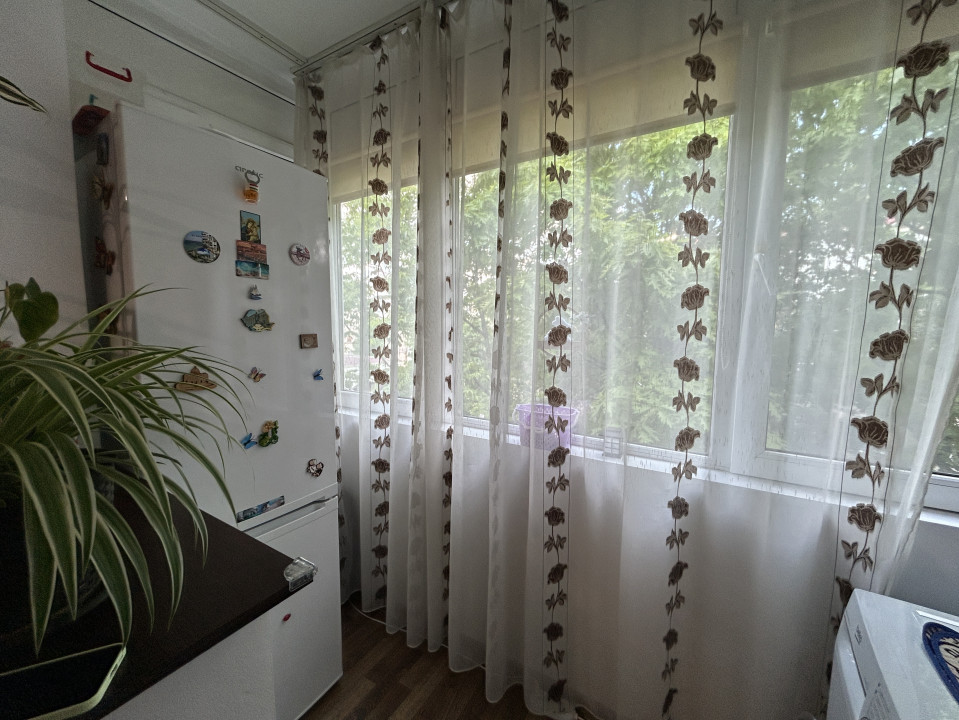 Apartament 3 camere, semidecomandat, etajul 3/4, zona P-ta Doina