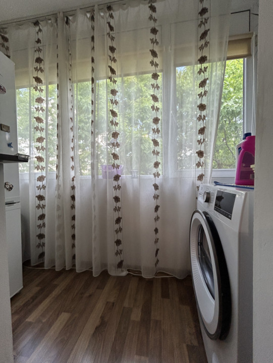 Apartament 3 camere, semidecomandat, etajul 3/4, zona P-ta Doina