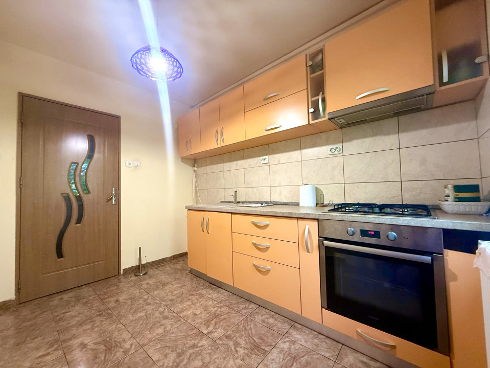 Apartament 3 camere, 70mp utili, etaj 4, acoperis de tigla - Aradului